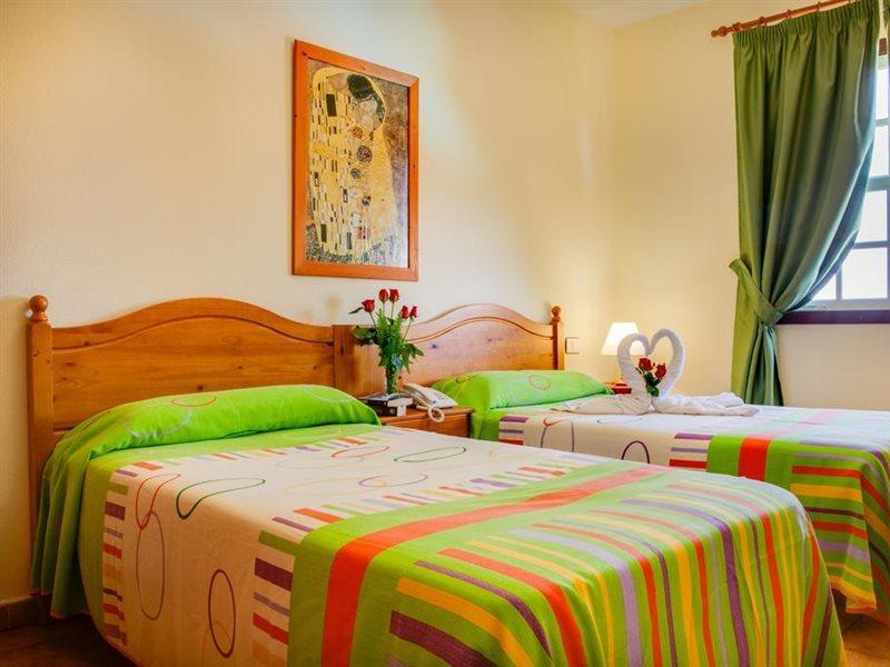 Apartamentos Oasis San Antonio Лос-Канкахос Екстер'єр фото